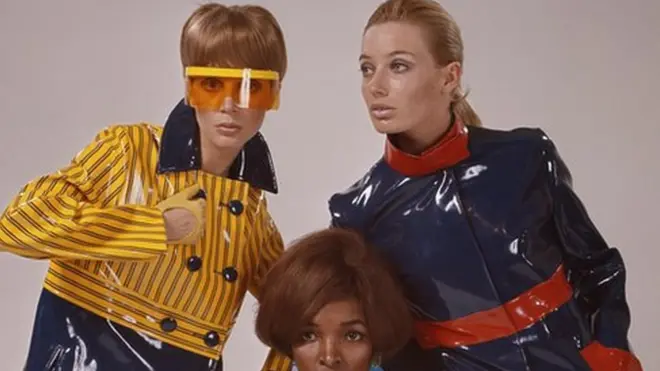 플라스틱 옷을 입은 모델들