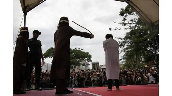 Ini pertama kalinya pria gay dihukum di bawah Qanun Jinayat, undang-undang syariah baru yang mulai berlaku dua tahun lalu.