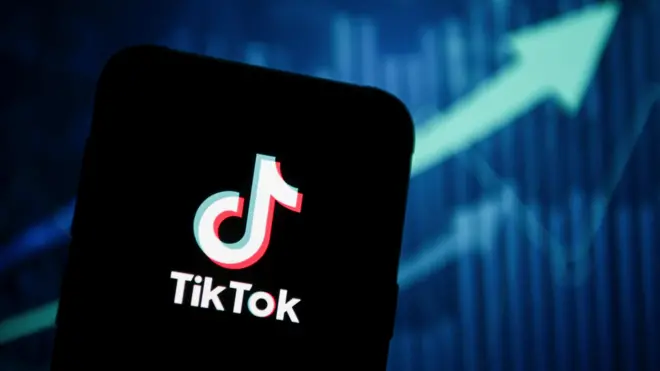 مشهور يستغل قاصرات في السعودية.. وسعوديون يطالبون بحجب تيك توك