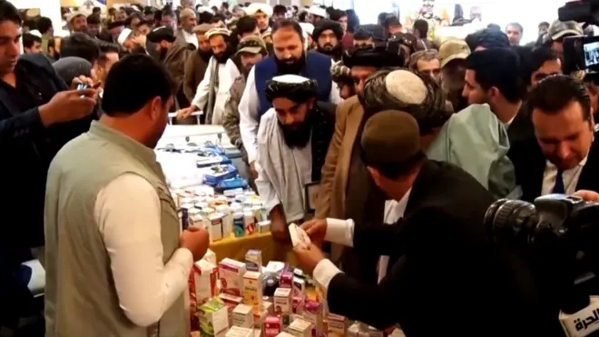 ذبیح الله مجاهد، سخنگوی دولت طالبان در حال بازدید از نمایشگاه یک روزه تولیدات داخلی در کابل