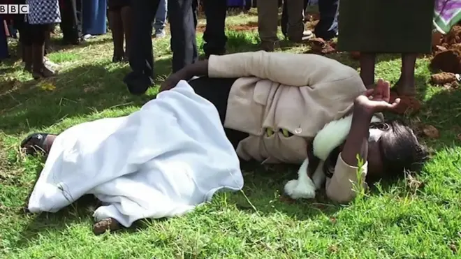 Woman lie down for ground dey cry