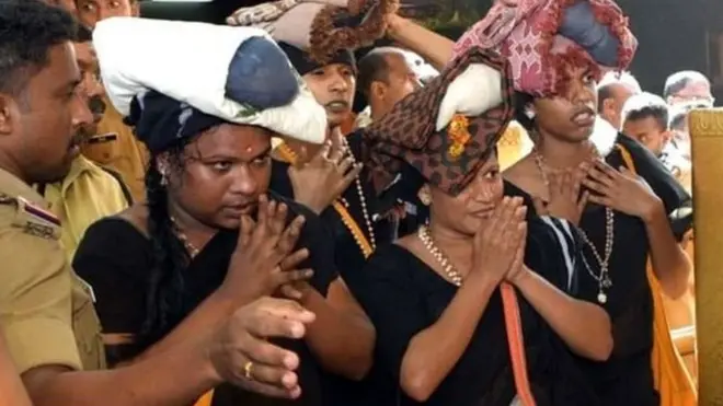 Empat perempuan transgender beribadah di kuil Sabarimala dengan dijaga 20 anggota polisi.