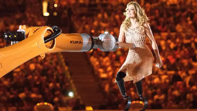 Amy Purdy junto al robot KUKA