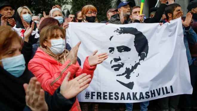 О том, что власти предлагают перевести Саакашвили в военный госпиталь, стало известно на фоне очередной акции оппозиции в центре Тбилиси