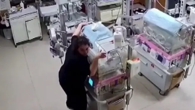 مرضات يركضن لحماية حاضنات الأطفال عند وقوع الزلزال