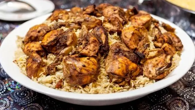 Аёл ўз жазмани гўштидан паловга ўхшаш кабса деган таом тайёрлаган.