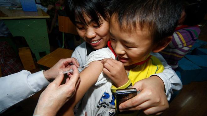四川遂宁一名儿童接受H1N1疫苗注射（资料图片）。
