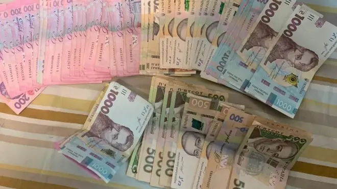 Câu hỏi của Tom Tom trên Facebook Uwaga: "Em chào mn em chạy nạn từ ukraina qua balan, cầm cả cục tiền u mà ko biết đổi qua tiền usd,eu,hoạc tiền balan như thế nào?'