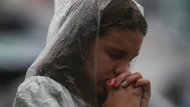 Церемонію прощання супроводжує сильний дощ