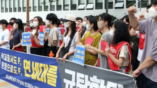 6일 오전 11시 연세대 백양관 앞에서 '청소경비노동자의 투쟁에 연대하는 연대생들의 기자회견'이 개최됐다