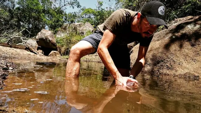 Julio Lobo usa armadilha feita com garrafa plástica para capturar pequenos peixes; ele tem no sobrevivencialismo fontebet365roletarenda com produçãobet365roletaconteúdo, loja online e cursos | Foto: Arquivo pessoal