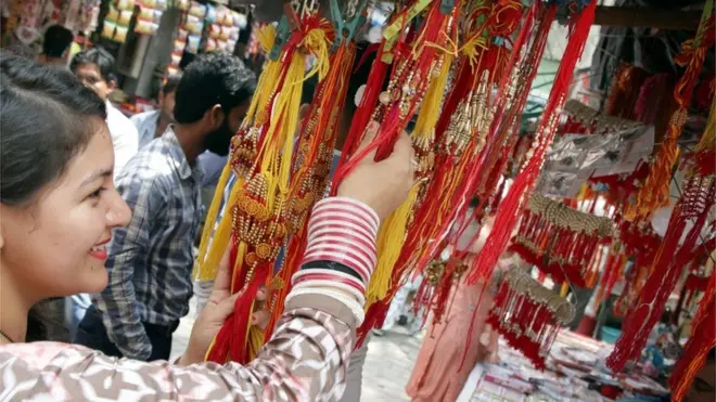 رکشا بندھن کے تہوار میں ان دنوں طرح طرح کی راکھیاں نظر آتی ہیں