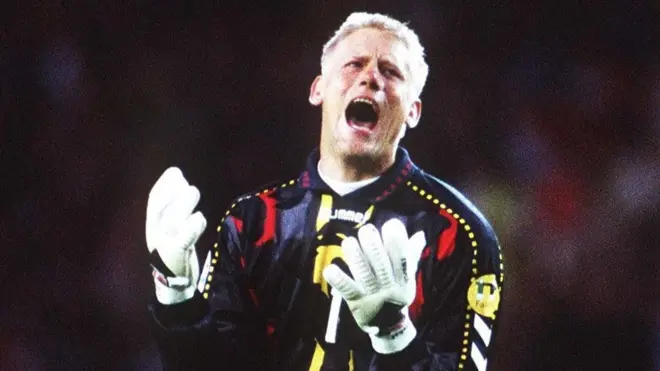 El portero danés Peter Schmeichel se lamenta de la derrota ante Croacia en la Eurocopa de 1996 en Inglaterra .