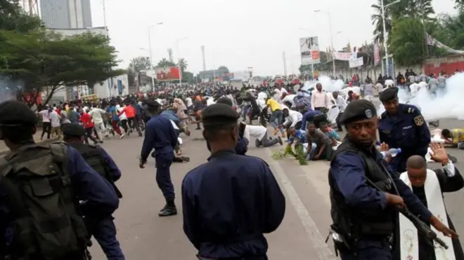 Police fire tear gas give protesters for di capital, Kinshasa.