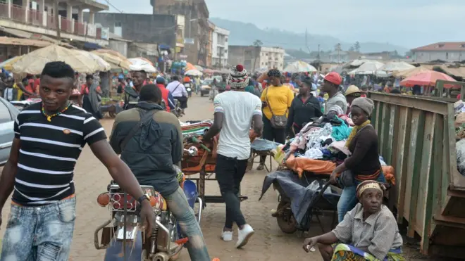 People dey waka for food market for Bamenda bomb blow for 12 November 2017