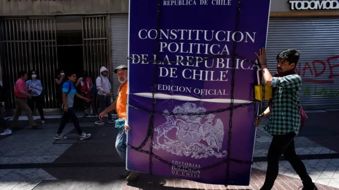 La redacción de una nueva Constitución es una de las principales demandas de los manifestantes.
