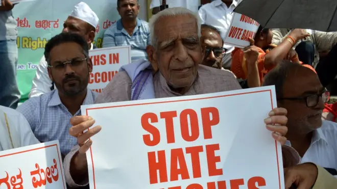 एच एस डोरेस्वामी, विरोध प्रदर्शन में भाग लेते हुए.