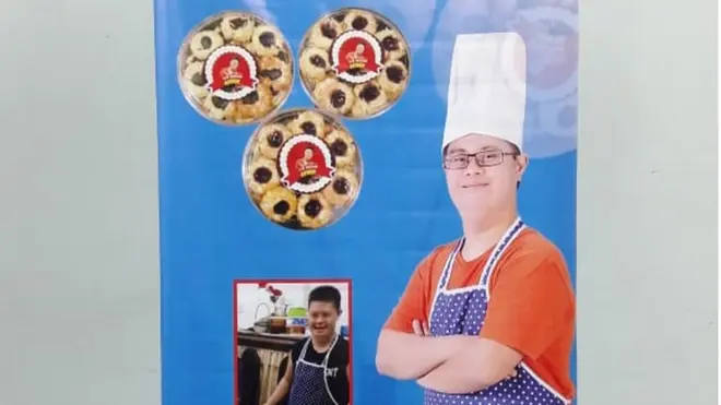 Aswin Nugroho merupakan seorang penjual kue kering di Surabaya.