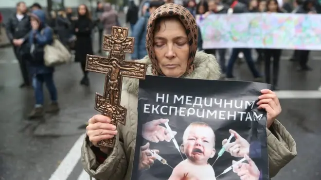 Противники вакцинації влаштовують акції протесту, зокрема, в Києві