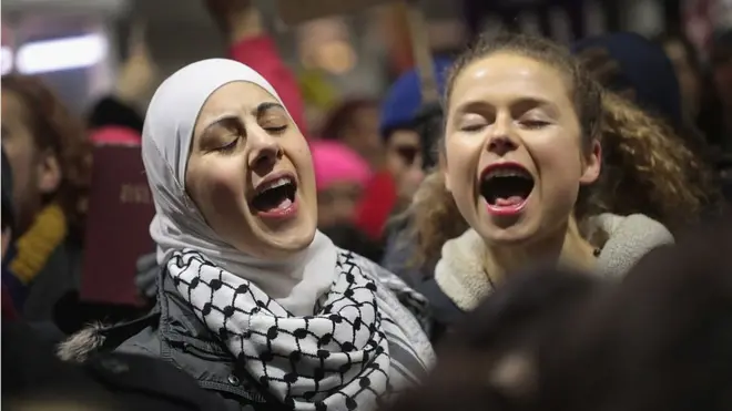 Decenas de ciudadanos protestaron contra la medida de Trump en distintos aeropuertos de EE.UU.