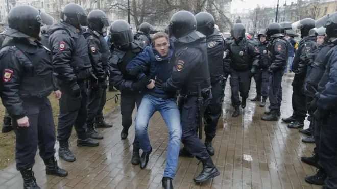 По сообщениям очевидцев, в Петербурге на акцию собралось около 300 человек, задержали не менее 30