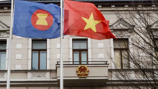 Bà Trần Dương Nga khai trước tòa rằng ít hôm sau vụ bắt cóc chồng bà, ông Vũ Đình Duy nói với bà rằng vụ việc được thực hiện với sự tham gia của Đại sứ quán Việt Nam tại Berlin