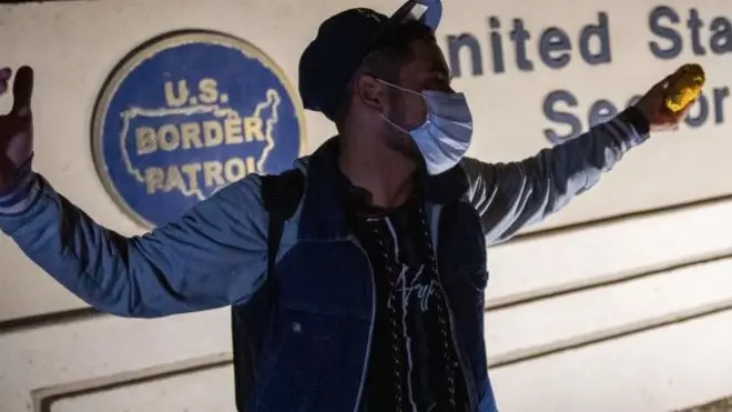 Un migrante venezolano celebrando después de llegar a un centro de detención de la Patrulla Fronteriza de EE.UU.