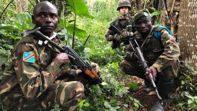 Umusirikare w'ingabo za UN (MONUSCO) ari kumwe n'abasirikare ba FARDC mu myitozo ya gisirikare mu ishyamba rya Mavivi (Beni, Nord-Kivu) mu kwa 12/2019