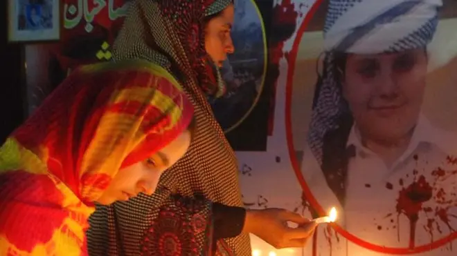 2015 में टीटीपी के हमले में मारे गए लोगों को याद करते लोग