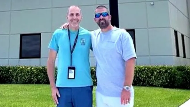 Umugenzuzi w'ingendo z'indege Robert Morgan yafashije Darren Harrison kururutsa indege