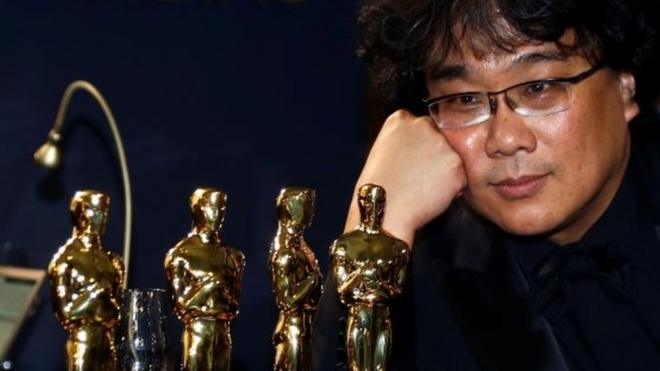 O diretor Bong Joon Ho ao ladocuiaba fc palpitesestatuetas do Oscar