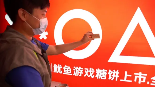 打卡網飛劇集《魷魚遊戲》同款椪糖的上海市民