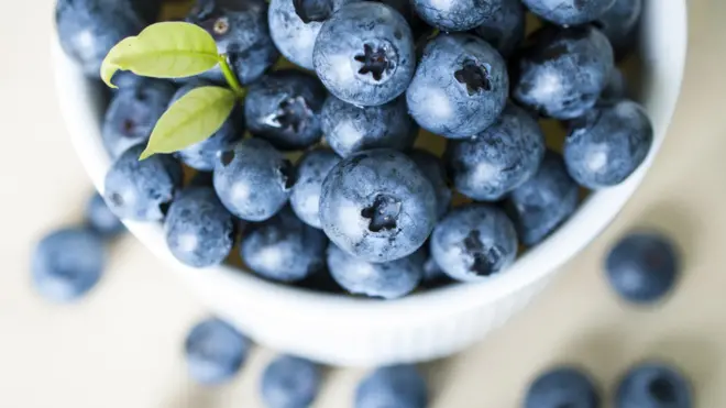 Consumir arándanos reducen el riesgo de enfermedades cardiovasculares, según algunos estudios.