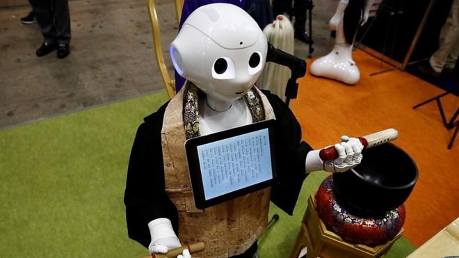東京ビッグサイトで開かれている葬儀や埋葬、供養に関わる設備やサービスの展示会、「エンディング産業展」で、ソフトバンクの人間型ロボット「ペッパー」がお経を上げる姿に来場者は目を丸くしている。人手不足が懸念されるなか、未来の葬儀を先取りしているのか。