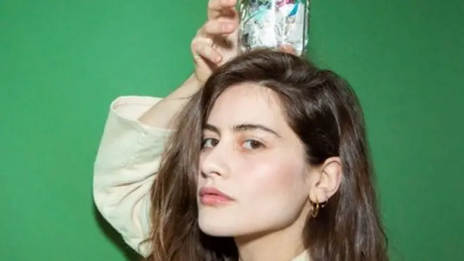 తాను వాడే నాన్ రీసైక్లింగ్ వస్తువులను 2012 నుంచి లారెన్ సింగర్ ఒక డబ్బాలో దాచి పెడుతున్నారు.