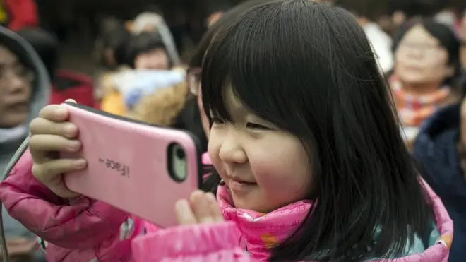 자녀에게 스마트폰을 사줄 적당한 시기가 언제인지에 대한 연구가 빈약하지만, 발달 단계 중 특히 부정적 영향에 노출되기 쉬운 기간이 있다