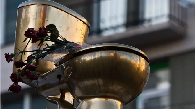 золотий унітаз