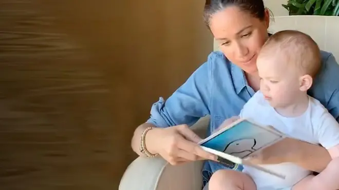 Меган и Арчи читают книжку про утку и кролика.