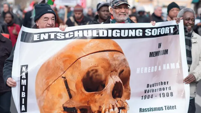 "¡Disculpas ya!" pide esta pancarta en una marcha en Berlín en 2015 en memoria de los Herero y Nama. El cráneo es uno de los miles enviados desde África a Alemania para "estudios raciales".