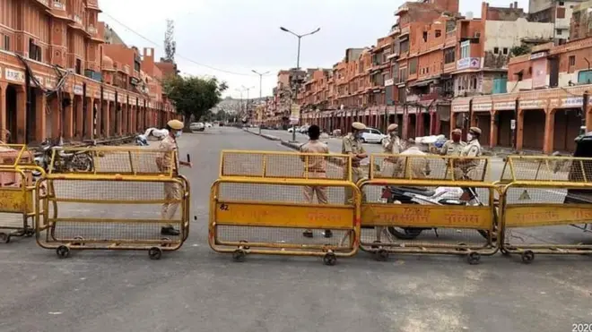 रामगंज बाजार से बड़ी चौपड़ के बीच आवाजाही पूरी तरह बंद है