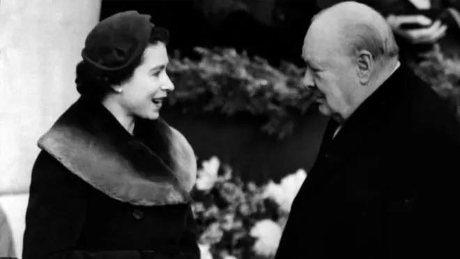 ప్రిన్స్ చార్లెస్, ప్రిన్సెస్ ఆన్‌లతో కలిసి విన్‌స్టన్ చర్చిల్‌ను కలిసిన రాణి (1953)