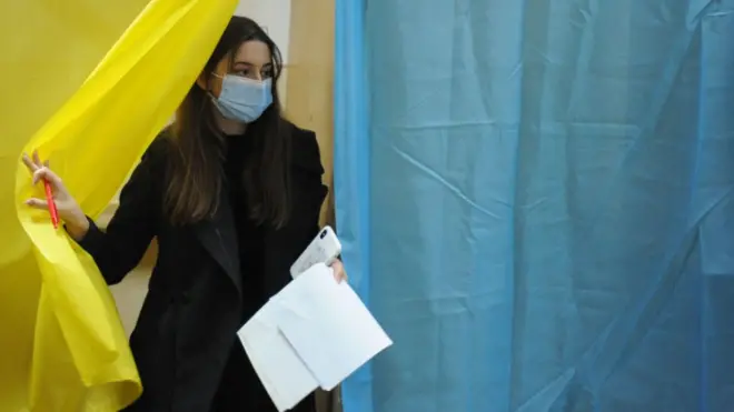Карантинные мероприятия в связи с пандемией коронавируса называют одной из главных причин низкой явки на местных выборах на Украине