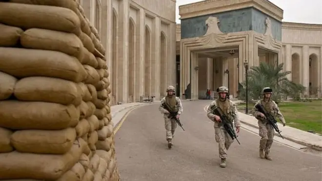 د یکشنبې ورځې وختي ځینې توغندي بغداد کې د امریکا په مشرۍ د نړیوالو ځواکونو د ټلوالې په یوه پوځي اډه کې لګېدلي.