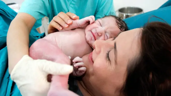 Antaño, si el bebé se quedaba atascado en el canal de parto, tanto la madre como el bebé se morían.