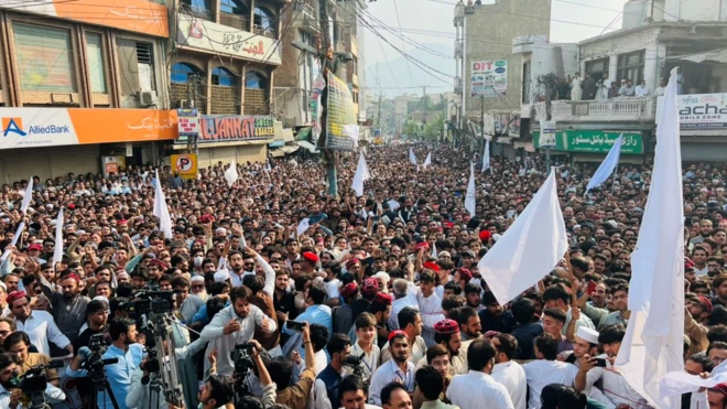 سوات کې تر دې مخکې هم د ناامنۍ پېښو او ډېریدو او د وسله والو ده ورګرځېدو خلاف احتجاج شوی وو