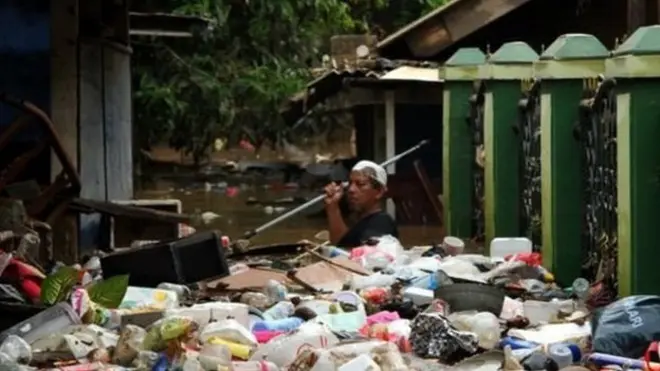 Sampah yang menggenangi aliran air menjadi salah satu penyebab banjir di Jakarta.