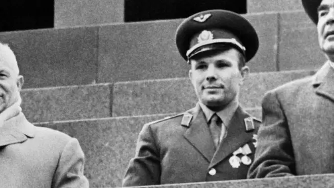 ยูริ กาการิน ขณะออกพบปะฝูงชนที่มาร่วมฉลองกับฮีโร่ของพวกเขาฐานะมนุษย์คนแรกที่ได้เดินทางในอวกาศ บนยาน วอสตอค 1