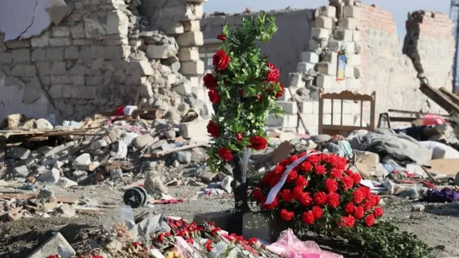 Венок на развалинах дома