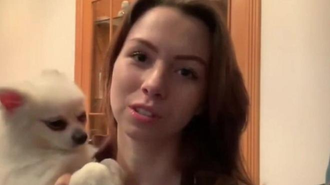 安娜斯佳與寵物犬