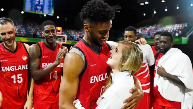 England basketballer proposes to his girlfriend